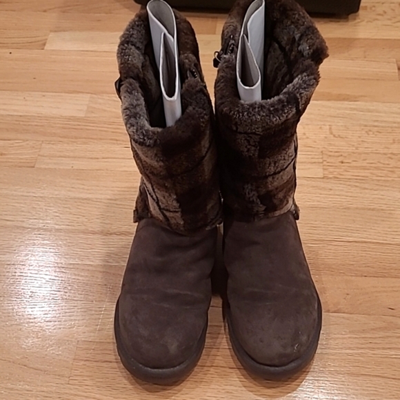 Women UGG Boots - Picture 2 of 12